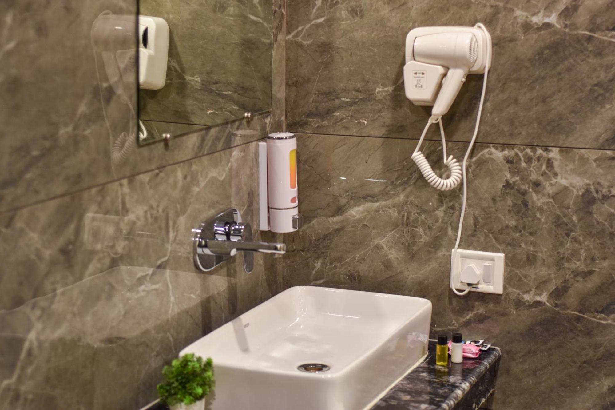 Hotel Yash Palace Near Igi Airport Új-Delhi Kültér fotó